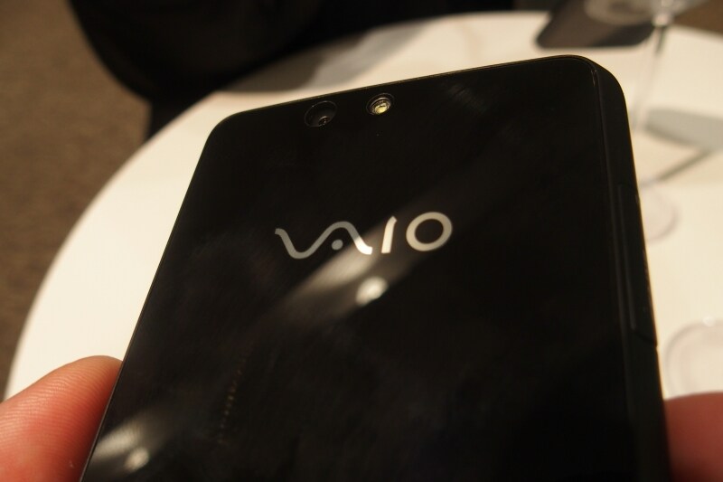 背面にはVAIOの文字が主張しすぎない程度に入っている