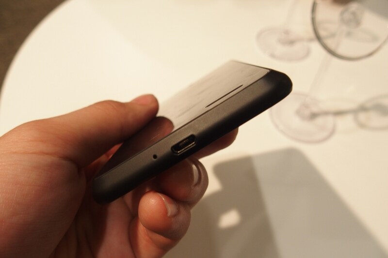 下部にmicroUSB端子