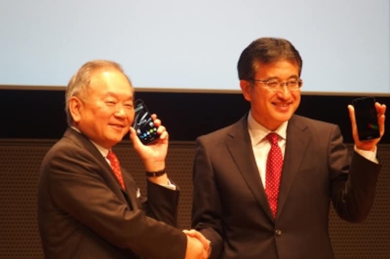 VAIO Phoneを披露する日本通信 三田社長（左）とVAIO 関取社長（右）