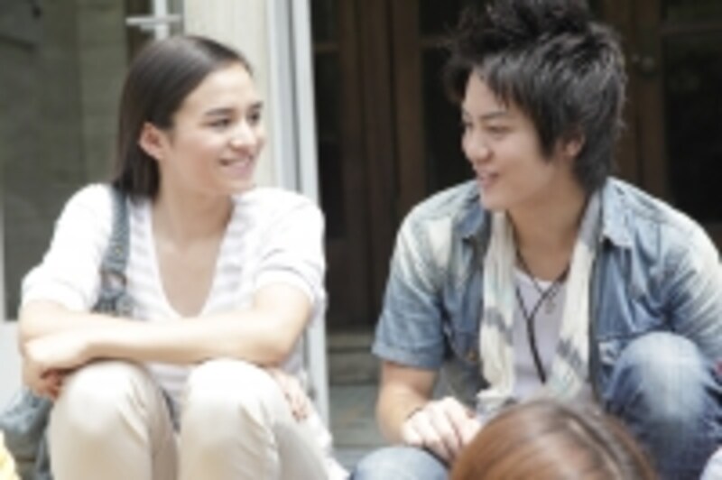 笑顔で見つめ合う男女
