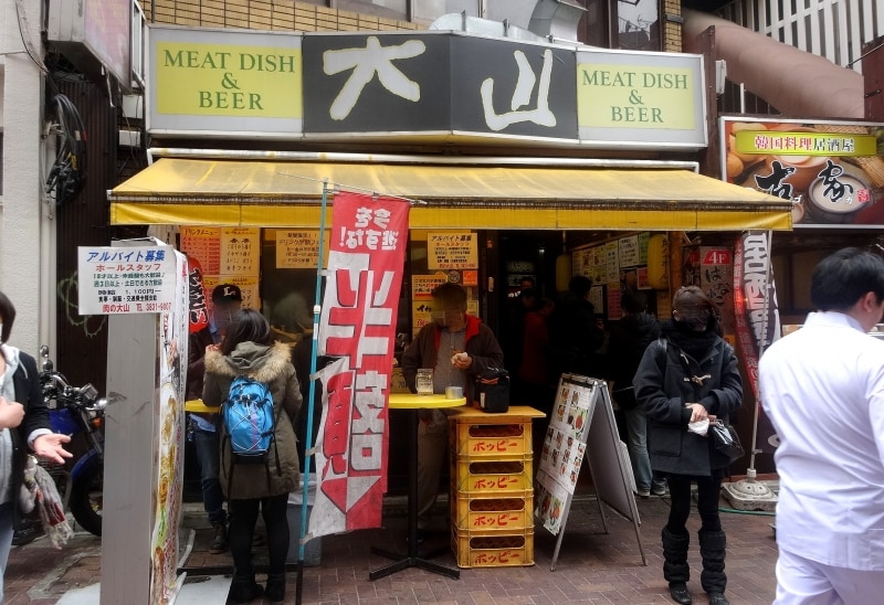 店頭には立ち呑み、立食い食いの人であふれている