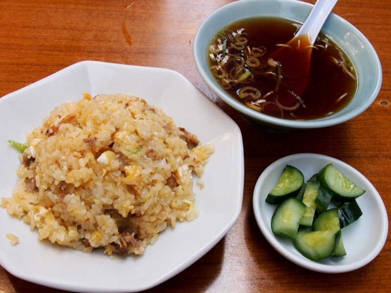 キュウリの漬物にたっぷりのスープがうれしい。