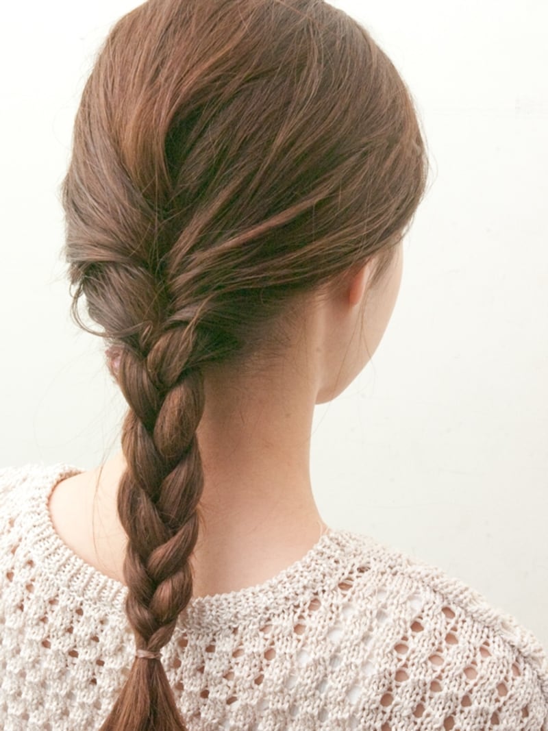 センターに三つ編みがくるように