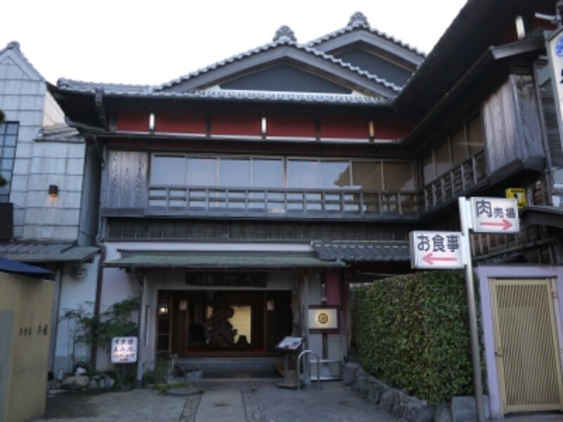 創業明治三十五年の牛銀本店です。