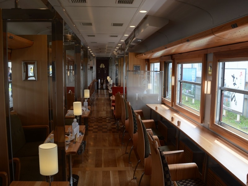 「ろくもん」車内