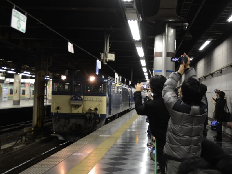 上野駅13番ホームに集まる鉄道ファン