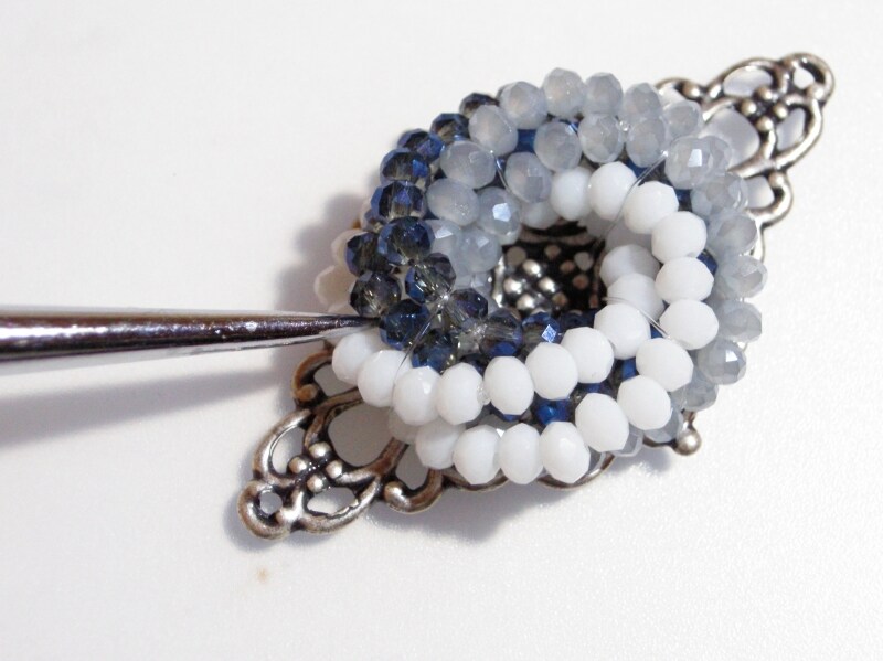 青い薔薇のクリスタルブローチ