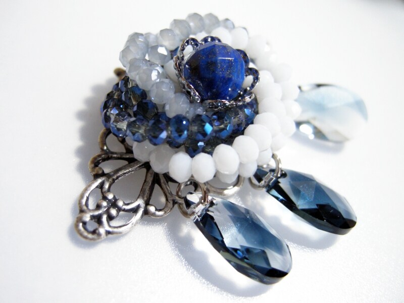 青い薔薇のクリスタルブローチ