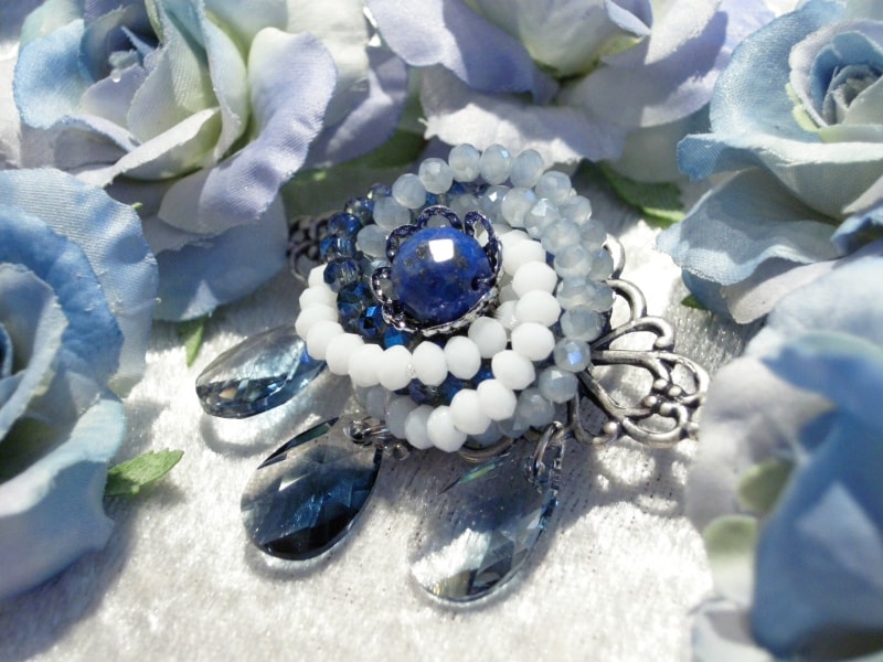 青い薔薇のクリスタルブローチ