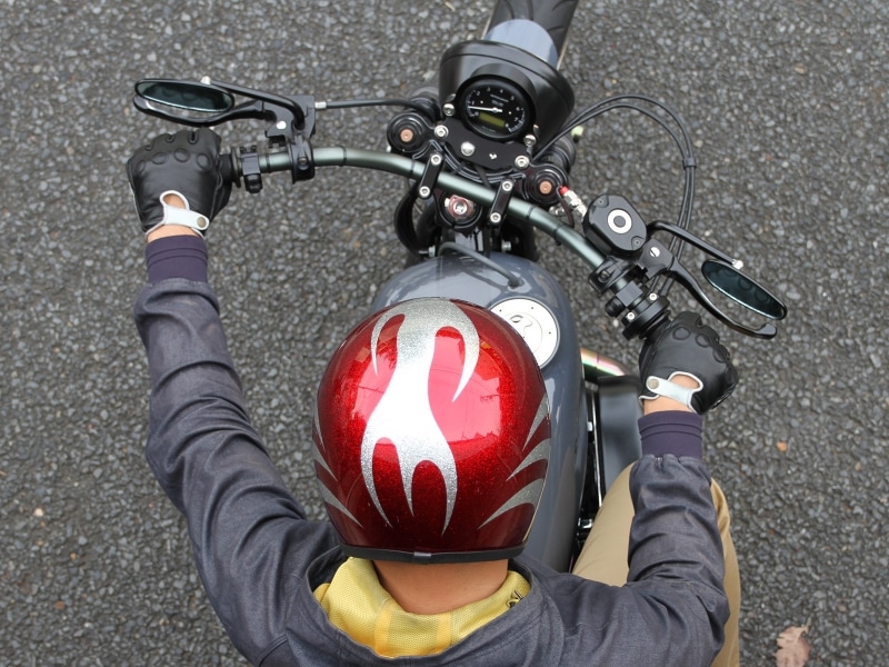 両手を添え、片方をグッと手前に寄せたとき、もう片方の腕が突っ張っていないかどうか、ここでチェック