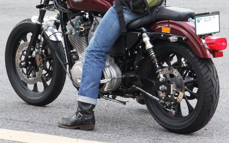 坂道や未舗装路など足場の悪いところでも安定させられないと、立ちゴケしてしまう恐れも。片足の半分が着いてバイクを支えられるならば十分