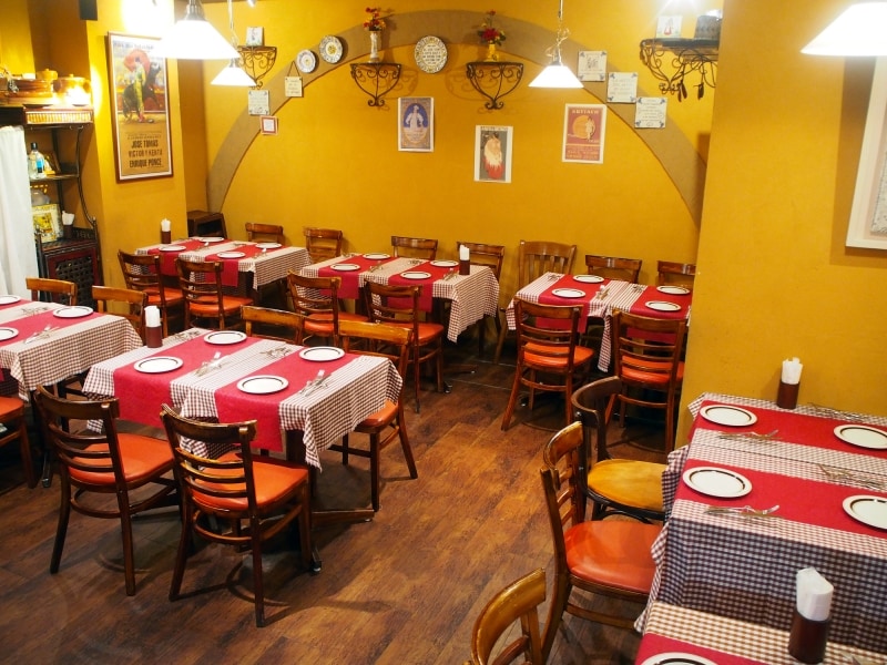 温かみのある空間に、さりげないディスプレイで本場スペインを演出