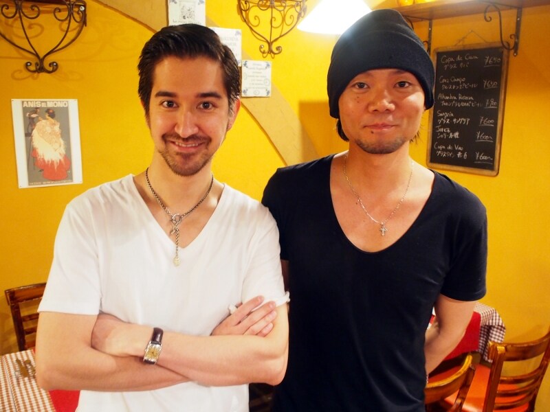 共同オーナーの宮崎健太さん（右）、ヴィクトル・ガルシアさん（左）