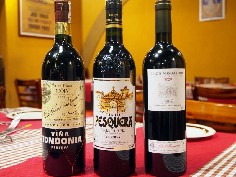 ワインはスペインの郷土品種のブドウにこだわり、赤を中心に約50種ラインナップ