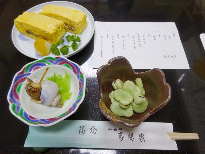 「先付け」天豆、磯つぶ貝。と「う巻」