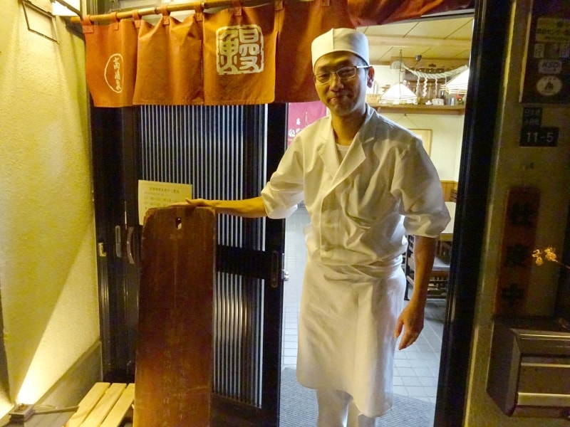 高嶋家5代目の若さんと木製の看板