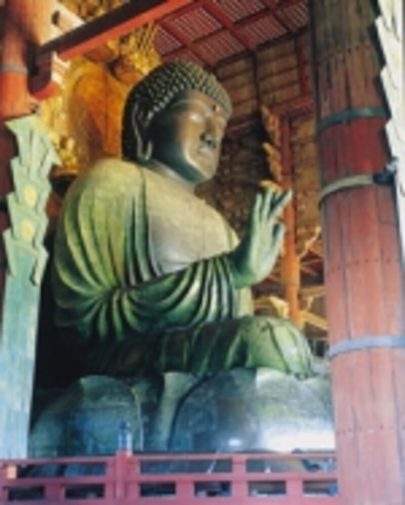 訪れる人々を優しく見守る大仏様undefined写真:矢野建彦