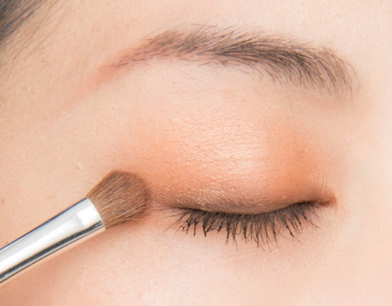 目元を明るくみせるパール入りアイシャドウ