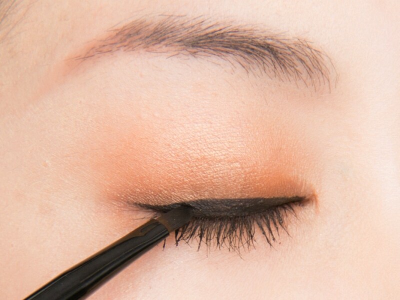 アイラインは中央を太めに引く