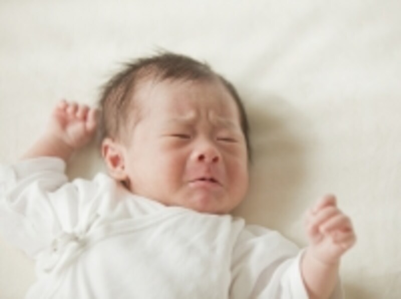 泣き始めの赤ちゃん