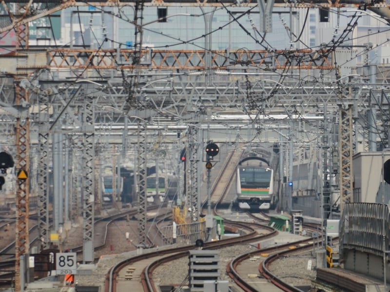急勾配を下って東京駅へ進入する電車