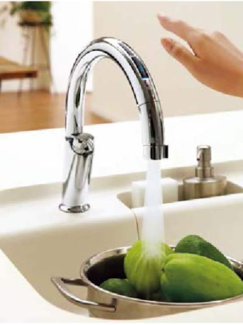 センサーに手をかざすだけで操作も楽に。水栓の汚れも防ぐことができるでしょう。[ナビッシュ]　