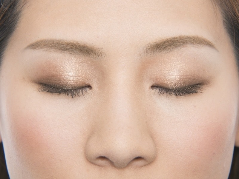 ブラシは濃く発色させたいところから置く