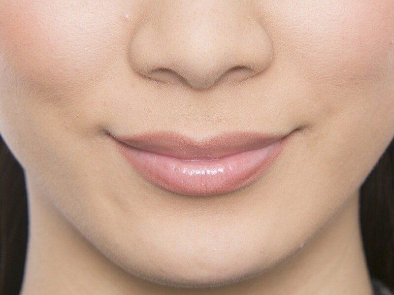 口紅で色味をプラスし軽くグロスを塗る