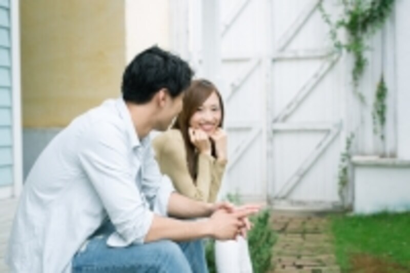 会話する男女