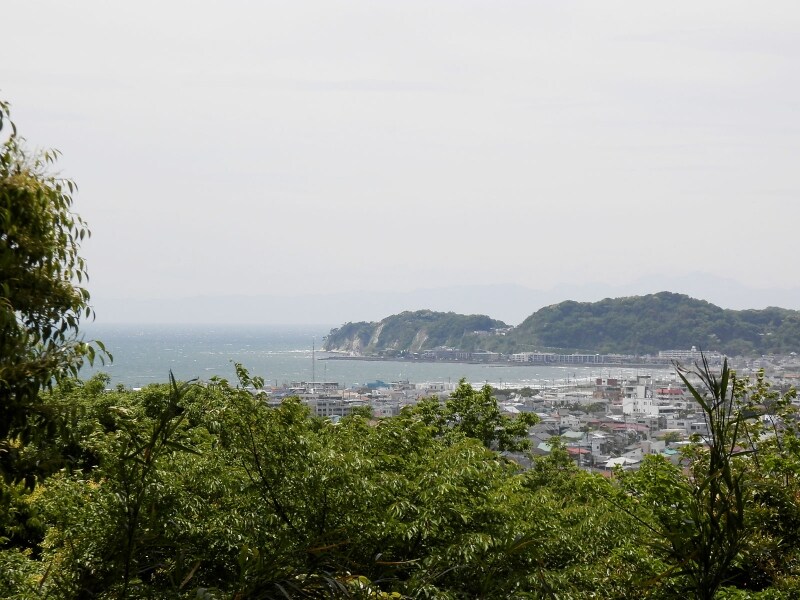 護良親王のお墓の前から望む海