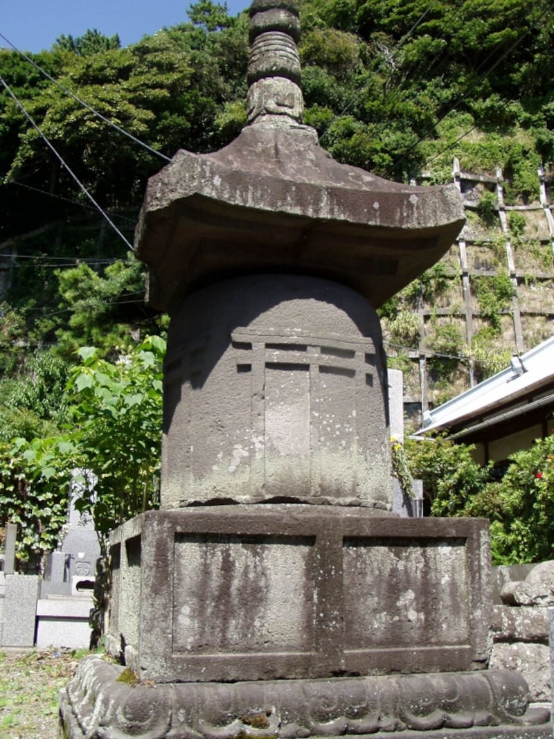 鳥居が浮き彫りにされた足利持氏の供養塔