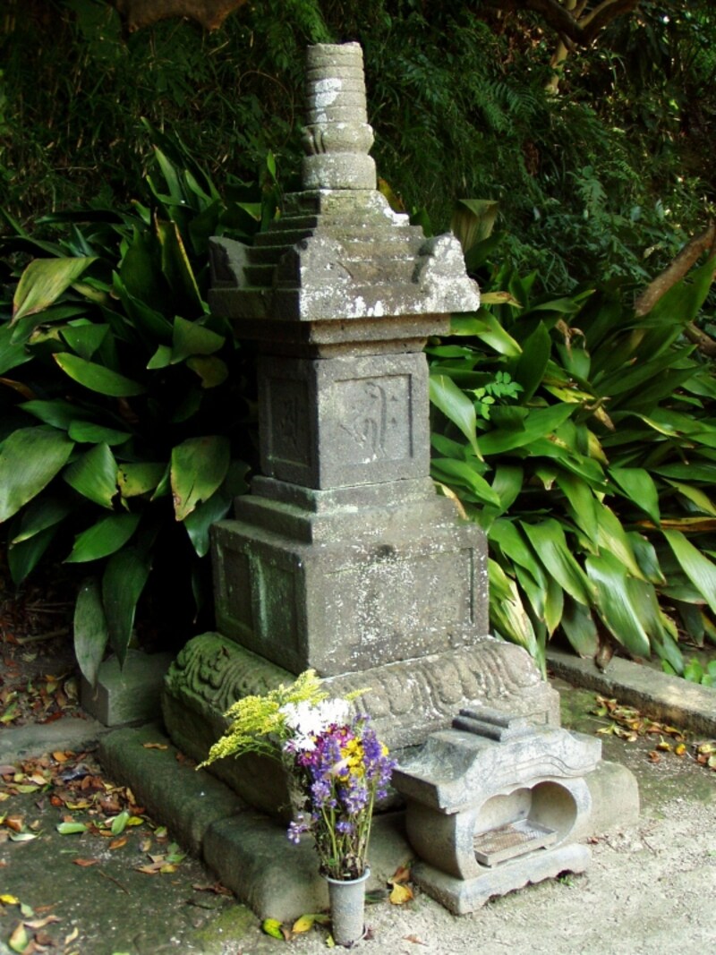 北条政子の墓と伝わる石塔