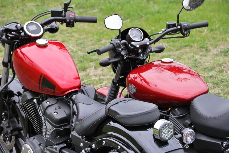 手前がボルト、奥がストリート750。ロングツーリングならいざ知らず、都会を走るのにこれほど大きなタンクでなくとも……。シルエットを重視すべきという点では、ボルトに軍配があがる