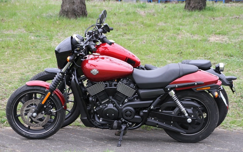 手前がストリート750、奥がボルト。平坦なラインのストリート750に対し、ボルトは流麗なアールを描いている