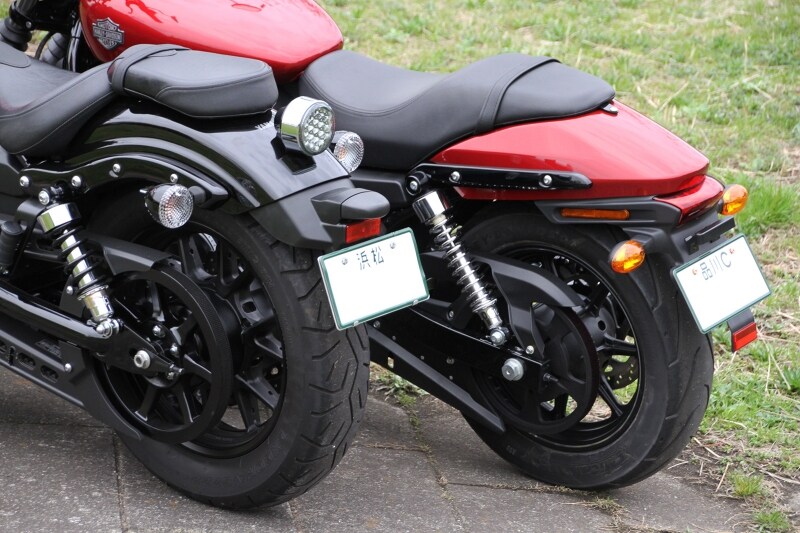 手前がボルト、奥がストリート750。クラシカルな印象の前者に対して前衛的なデザインにまとめられたストリート750。ホンダPCXのそれに似ているとの声も