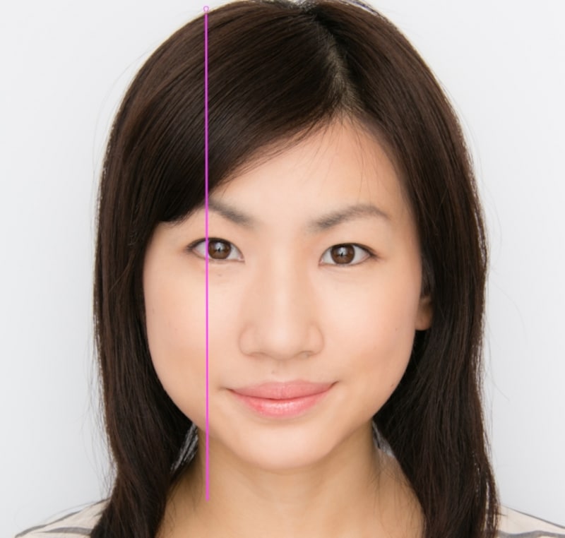 黒目の端よりも外側にチークを入れる