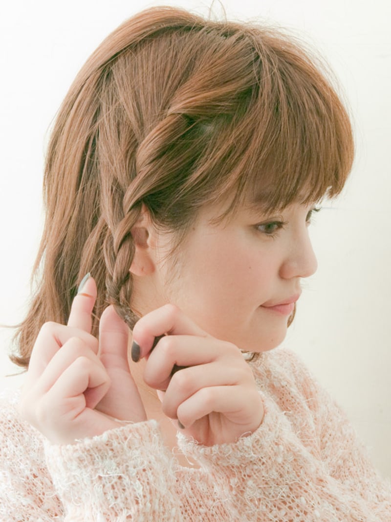 編み込みをしたあとは、シリコンゴムで結ぶと目立ちにくい