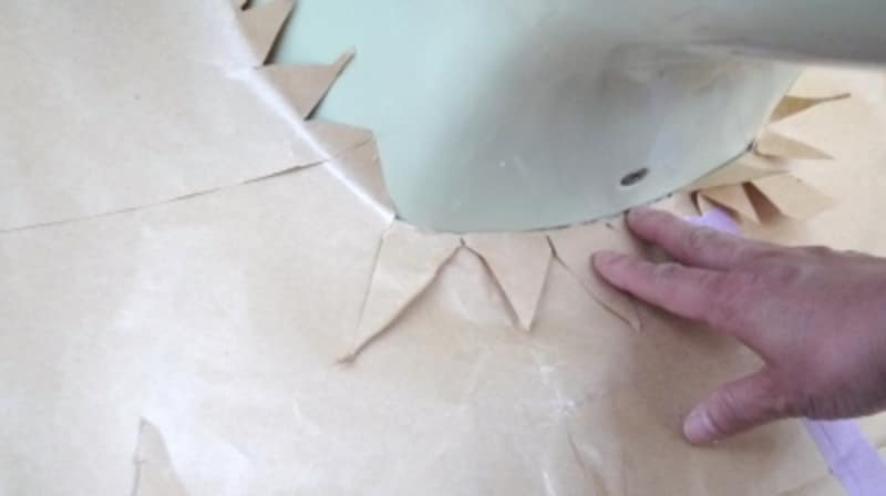 カーブの箇所は細かく切りこみます