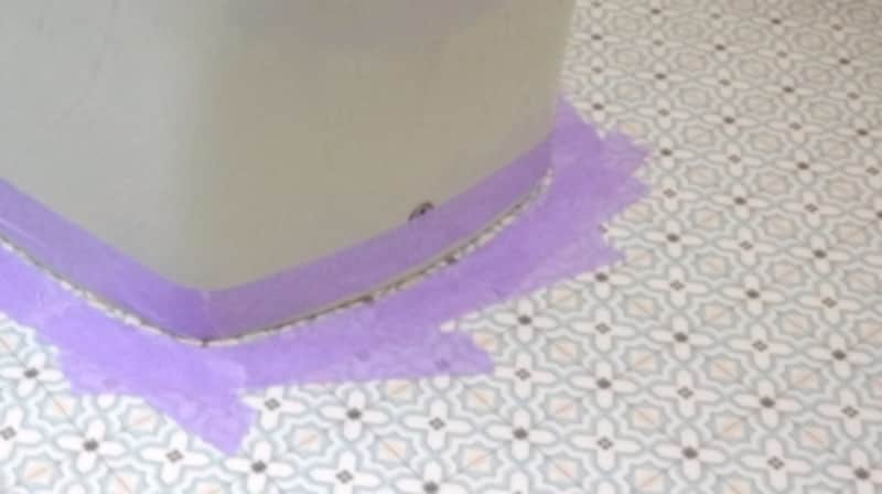 便器と床の間に充てん材がはいるようにします