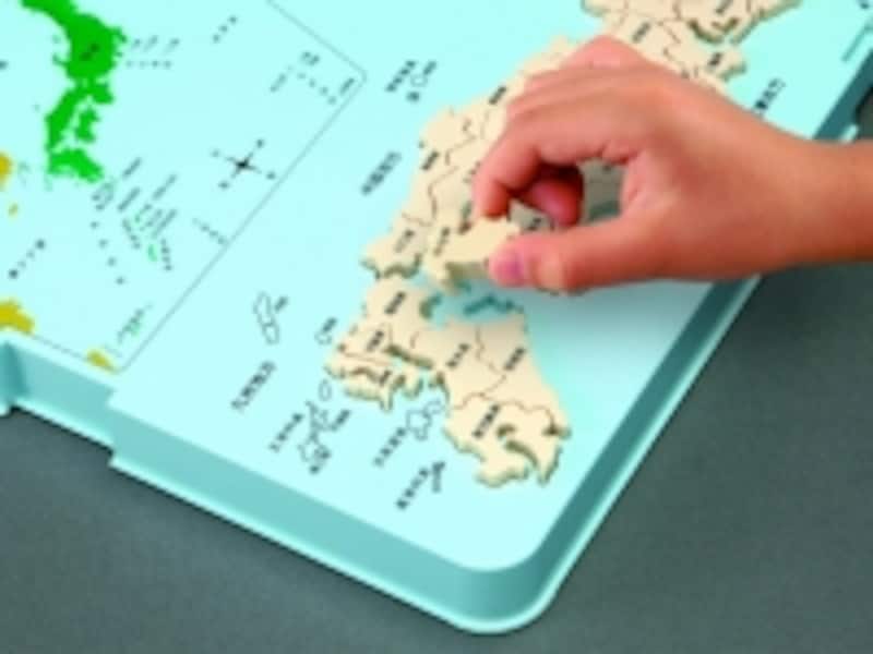 厚みがあり持ちやすいピースは土台の日本地図にピッタリはまります