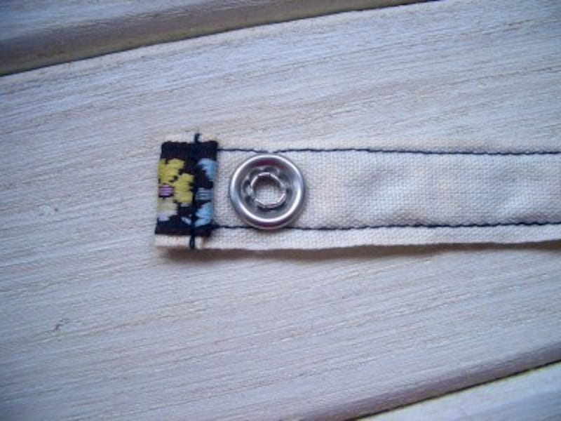 テープにボタンをつける
