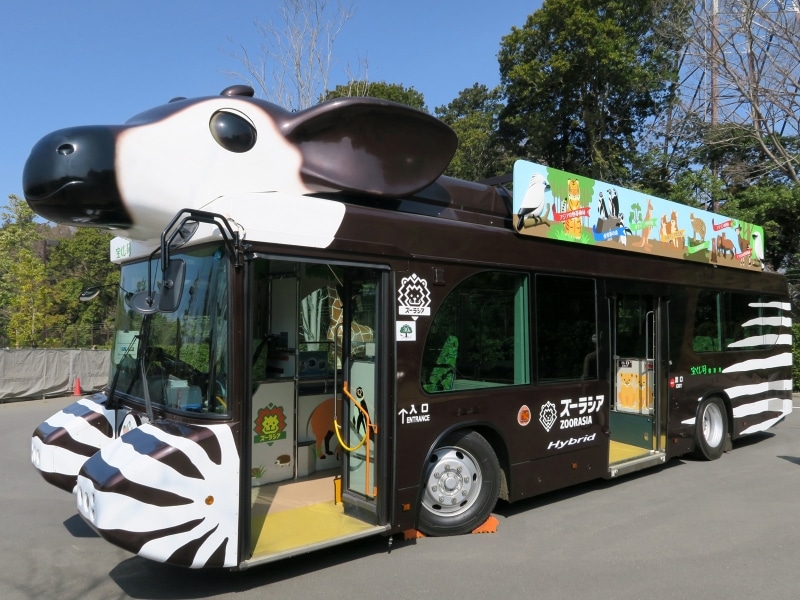広大なズーラシア内にはバスが運行しています。画像は土日祝に走るオカピ型バス「ズッピ」