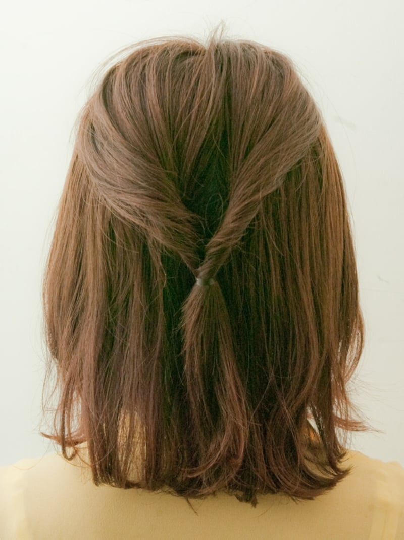 毛先を穴にとおして引き抜いた状態