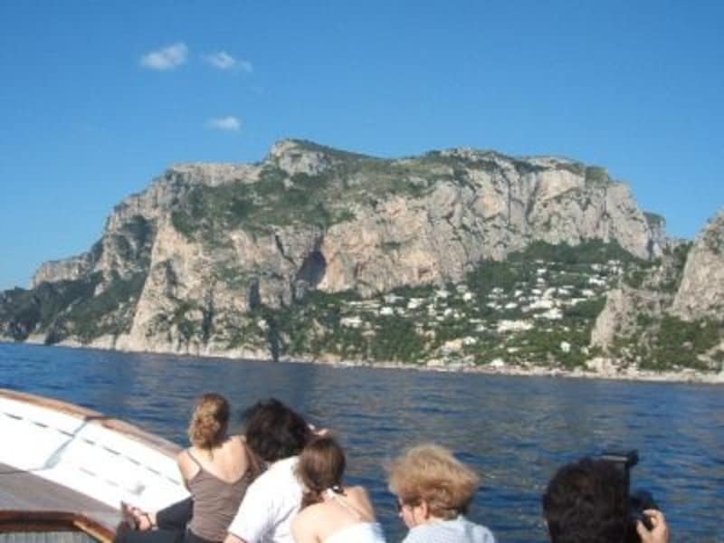 「青の洞窟」で知られるカプリ島。地中海に浮かぶ島々、海リゾートもイタリアの魅力