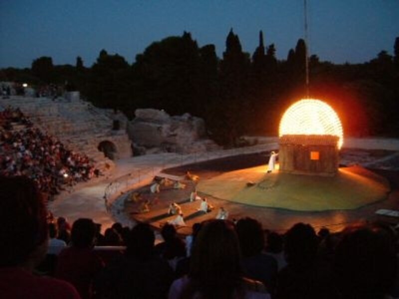 夏期はローマのカラッカラ浴場や各地のギリシャ劇場などの古代遺跡でもオペラが上演される