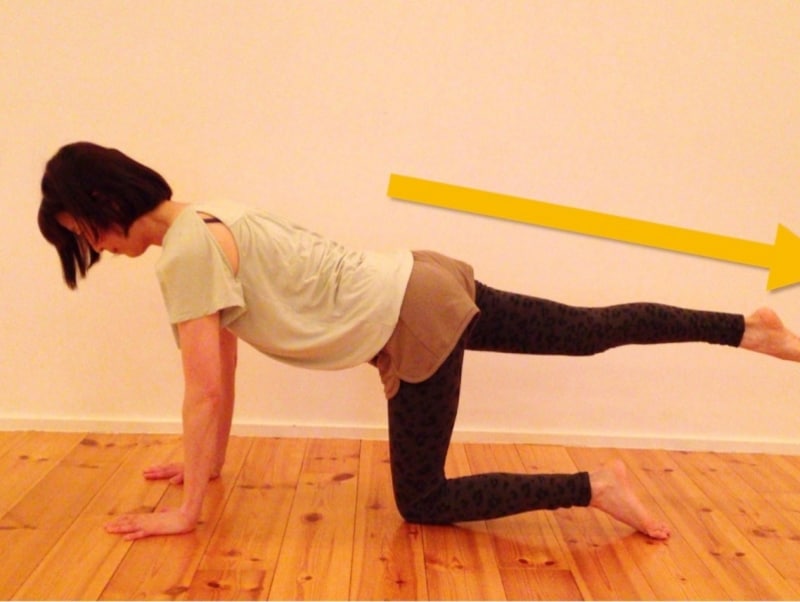 上半身を安定させ、長い脚のまま上げます