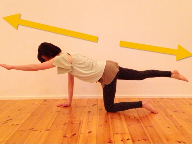 手足で引っ張り合いをするように