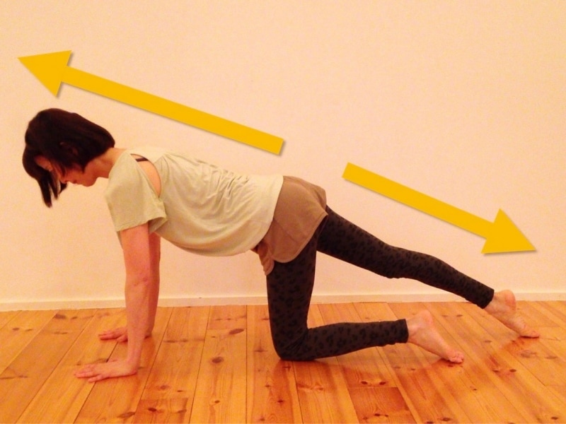 おなかの引き上げを保って足をスライド