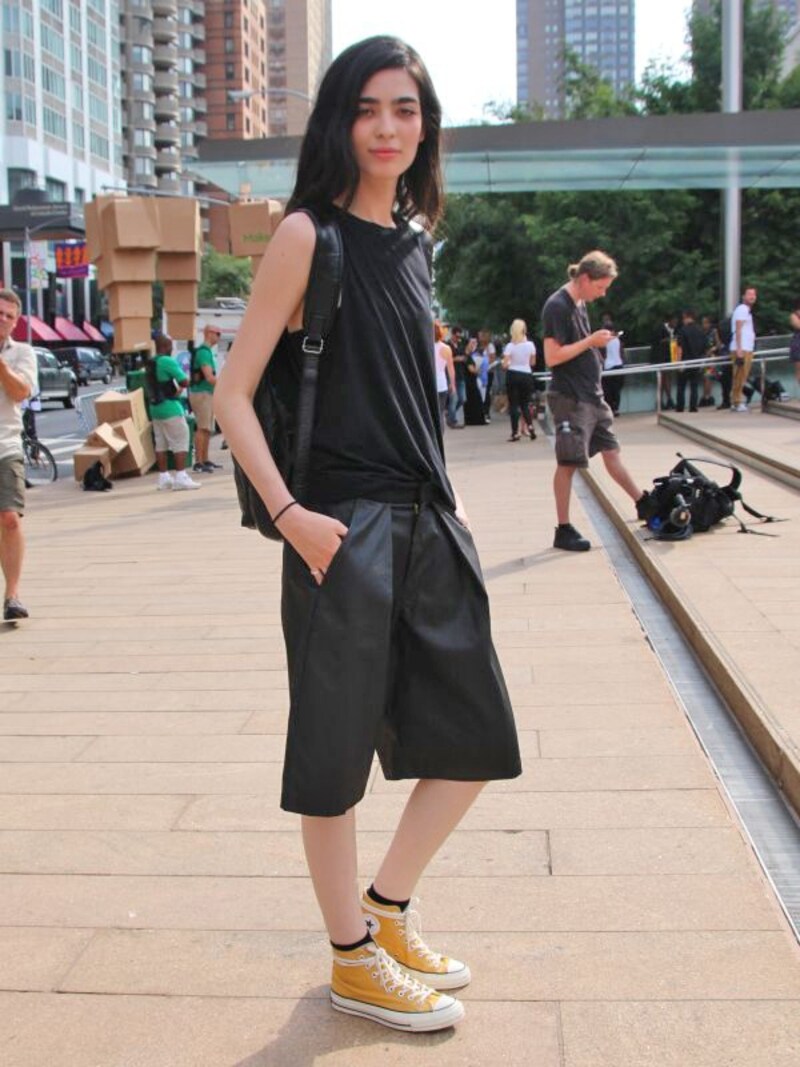 スニーカーでストリートテイスト