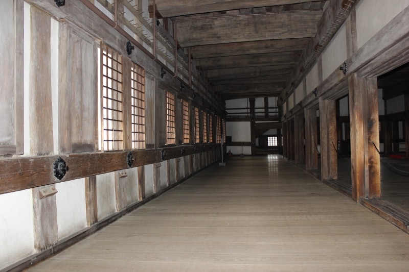 姫路城の廊下を歩く